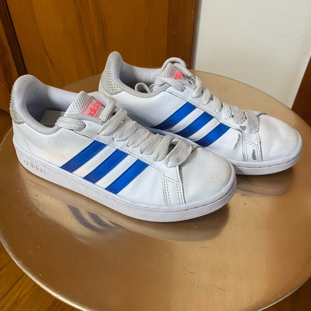 adidas | Women’s White Low Top Sneakers Iridescent Blue Stripes Pink Logo - 6.5